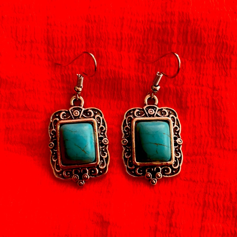Beautiful design - brand new turquoise earrings